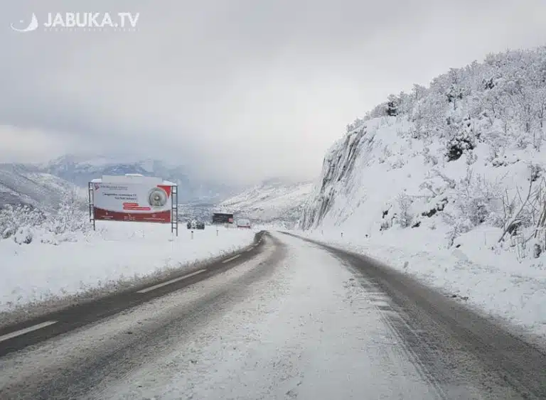 Snijeg blokirao promet diljem BiH