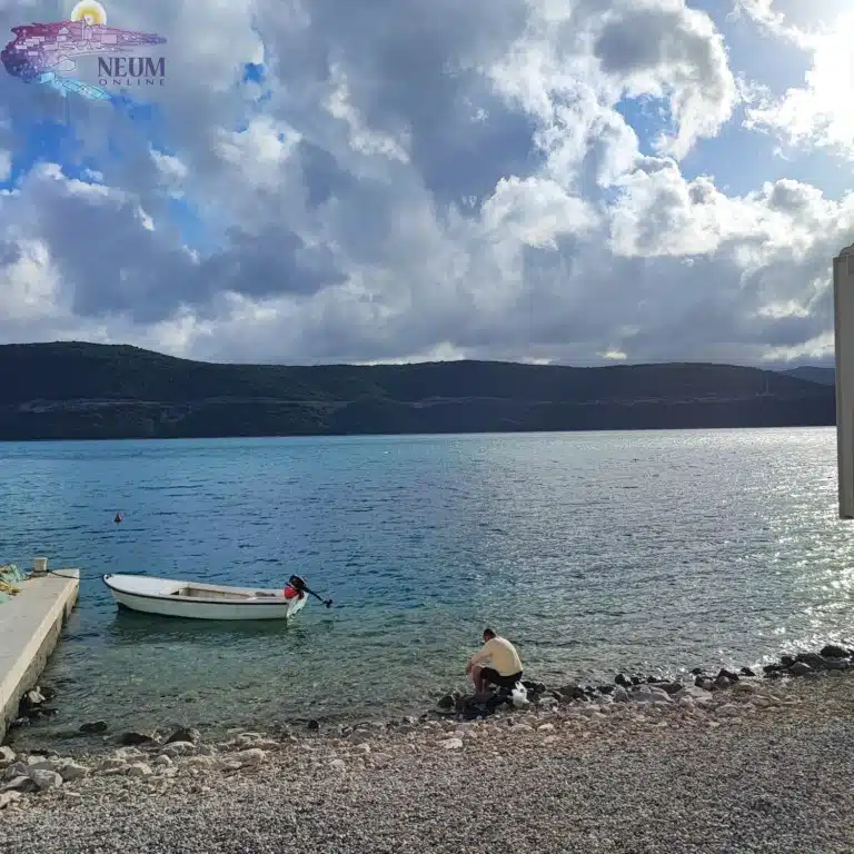 Sunčani i topli dani u Neumu produžili turističku sezonu