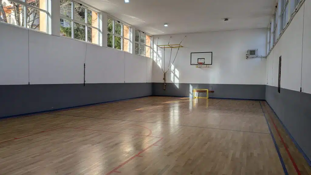 Obnovljena dvorana Srednje strukovne škole Tomislavgrad, klupama uređeno i dvorište škole