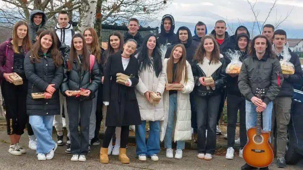 Učenici SSŠ Tomislavgrad pripremili ukusne kolače i posjetili korisnike Staračkog doma Tomislavgrad