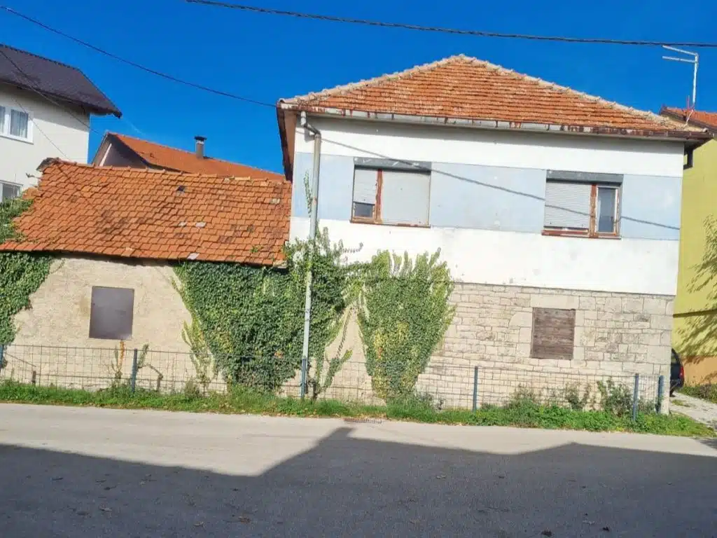 Na prodaju kuća s pomoćnim objektima