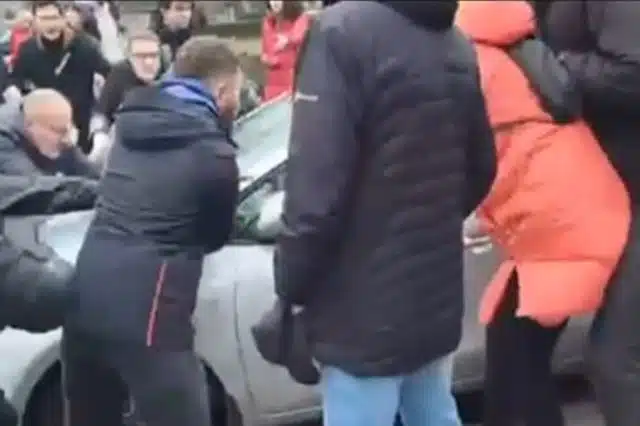 Incident na prosvjedima u Beogradu: Automobilom pokosio sudionike blokade |