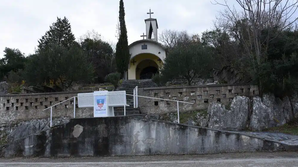 Kod kapelice u Paoči postavljena pametna klupa