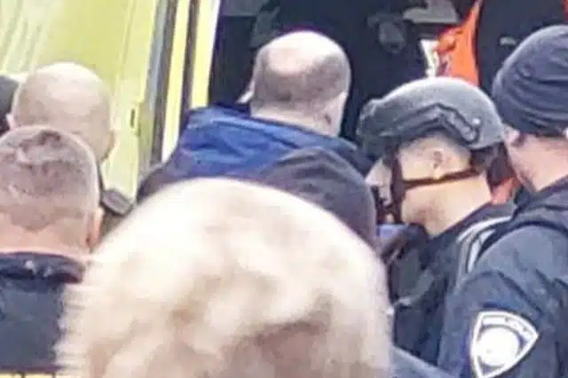 Ovo je trenutak kada je policija dovela napadača u vozilo hitne pomoći |