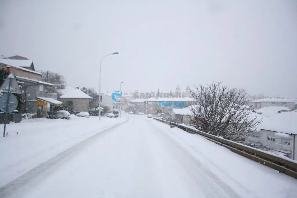 Snijeg otežava promet u većem dijelu BiH