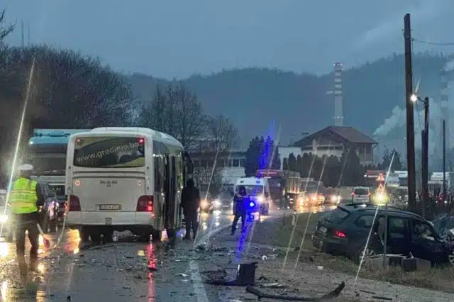Teška nesreća u BiH: Sudarili se autobus i automobil, jedna osoba povrijeđena |