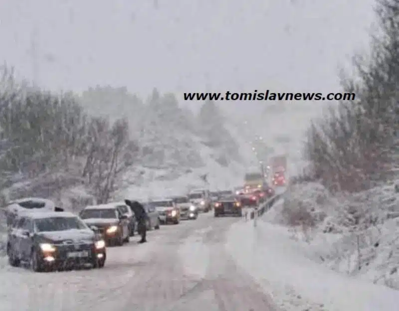 FOTO VIDEO: Duvanjski kraj zametan snijegom, isto je i na Kupresu, a u cijeloj HBŽ prometnice teško prohodne!
