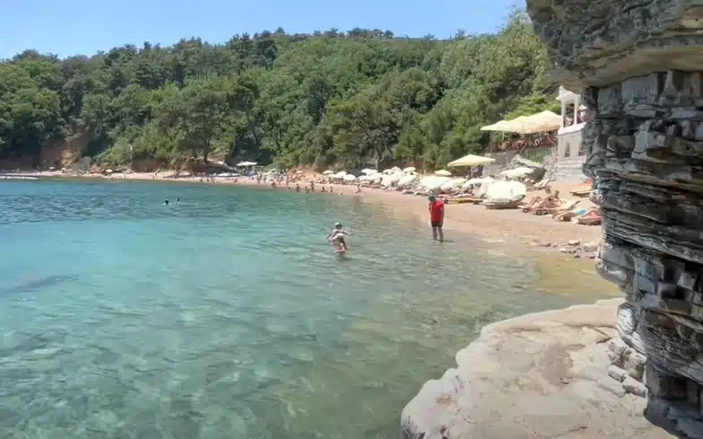 PORODICA IZ SRBIJE POVELA BAKU NA MORE DA IM ČUVA DJECU Ona se napila i zahrkala na ležaljci!