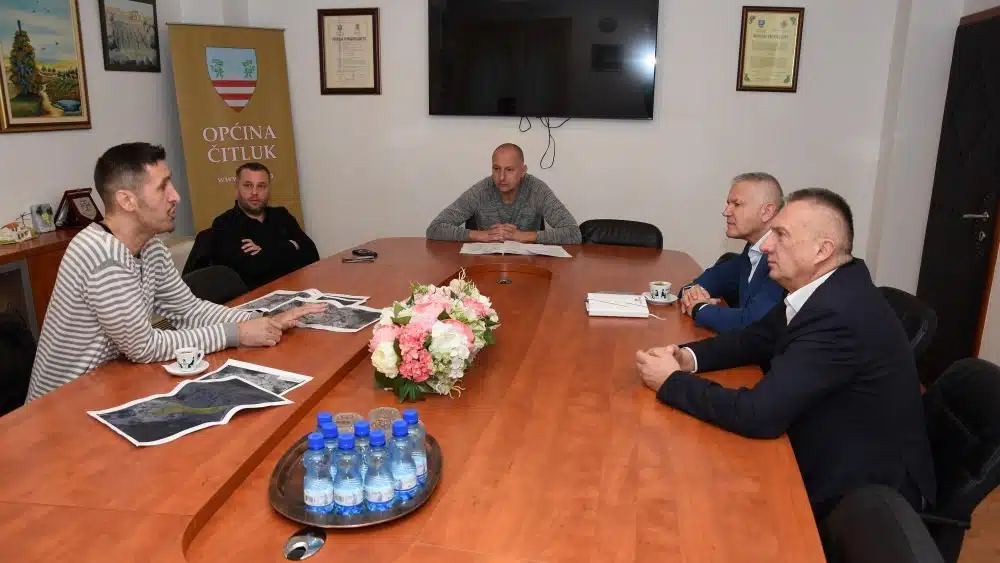 Goran Glamuzina predstavio nedavno otkrivenu prapovijesnu kamenom popločanu cestu