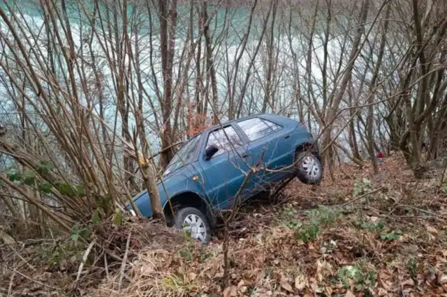Vozilo izletjelo s ceste i prevrnulo se na krov, vozač pukom srećom bez povreda |