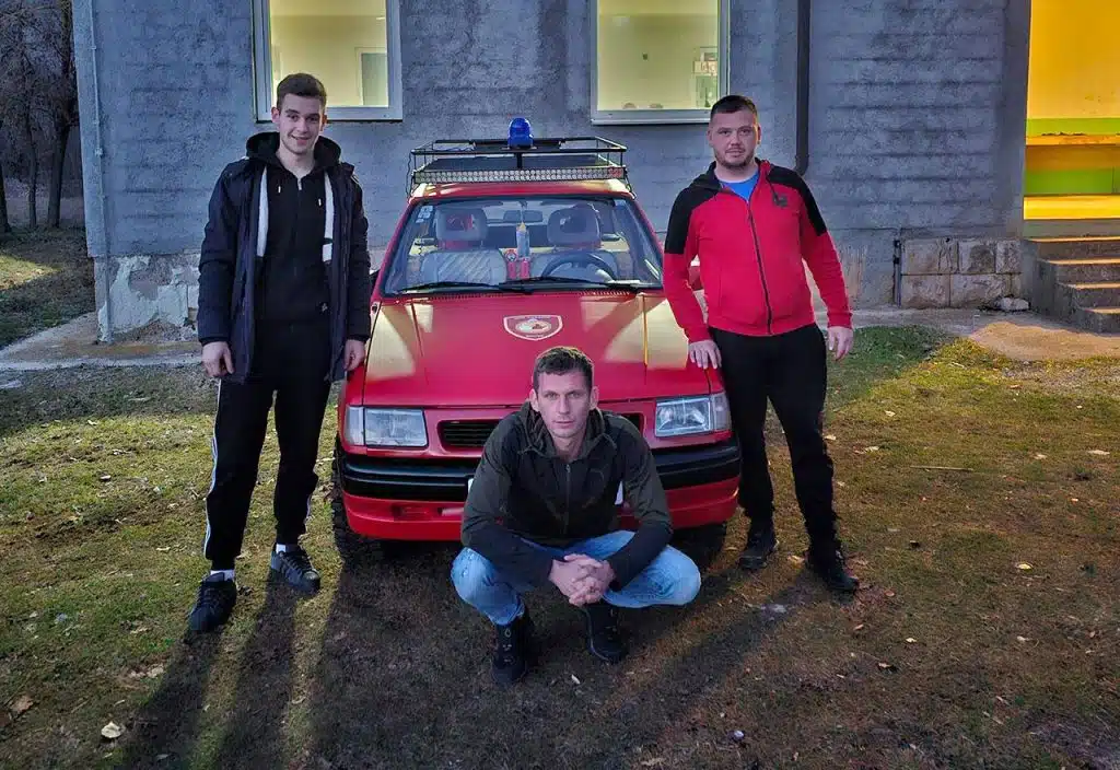 Tri mlada vatrogasca DVD-a Kočerin kupili, obnovili i darovali vozilo svom društvu – pogledajte njihovu nevjerojatnu gestu!