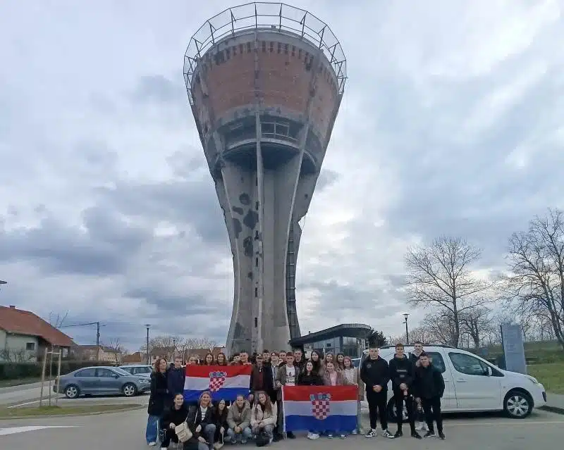 FOTO/VIDEO ČESTITKA: Učenici završnih razreda Osnovne škole fra Mijo Čuić zablistali u znanju na terenskoj nastavi u Vukovaru