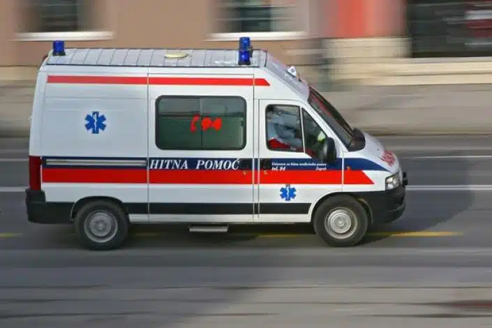 Dvije učenice povrijeđene nakon što se urušio strop u školi tijekom nastave |