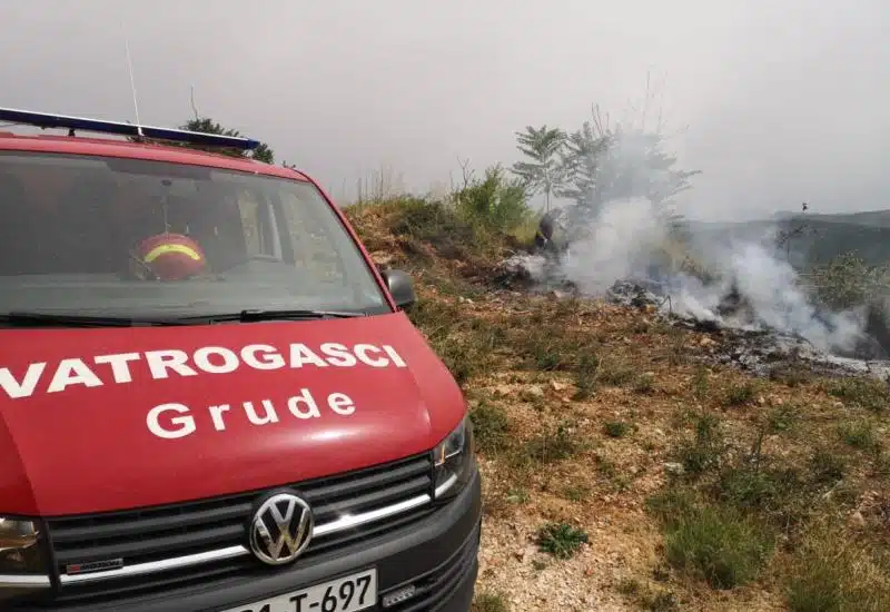 U Grudama u potpunosti izgorio osobni automobil, a u Posušju vatra ugrozila obiteljske kuće