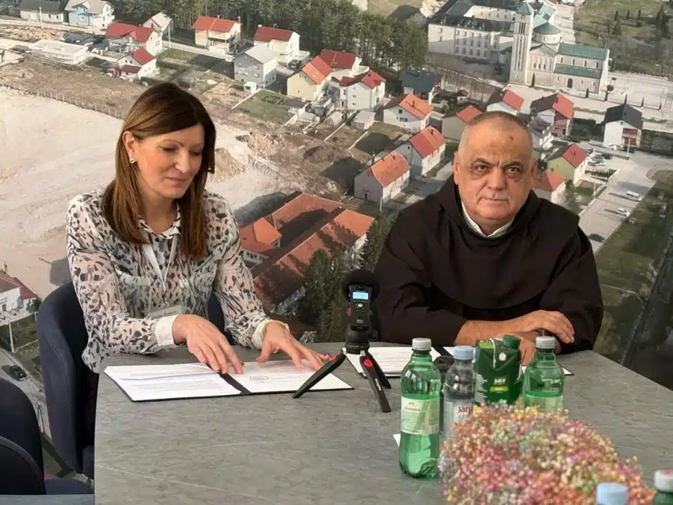 FOTO: Dom zdravlja Tomislavgrad implementira neurofeedback terapiju uz podršku donacije Duhovno-humanitarne udruge „Kap ljubavi“