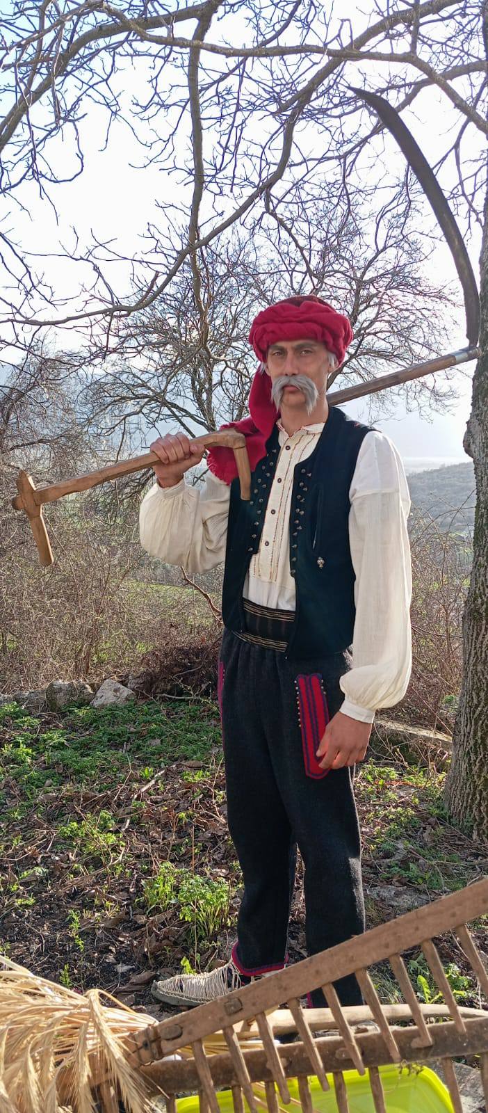 Može biti slika sljedećeg: Jedna osoba i stablo
