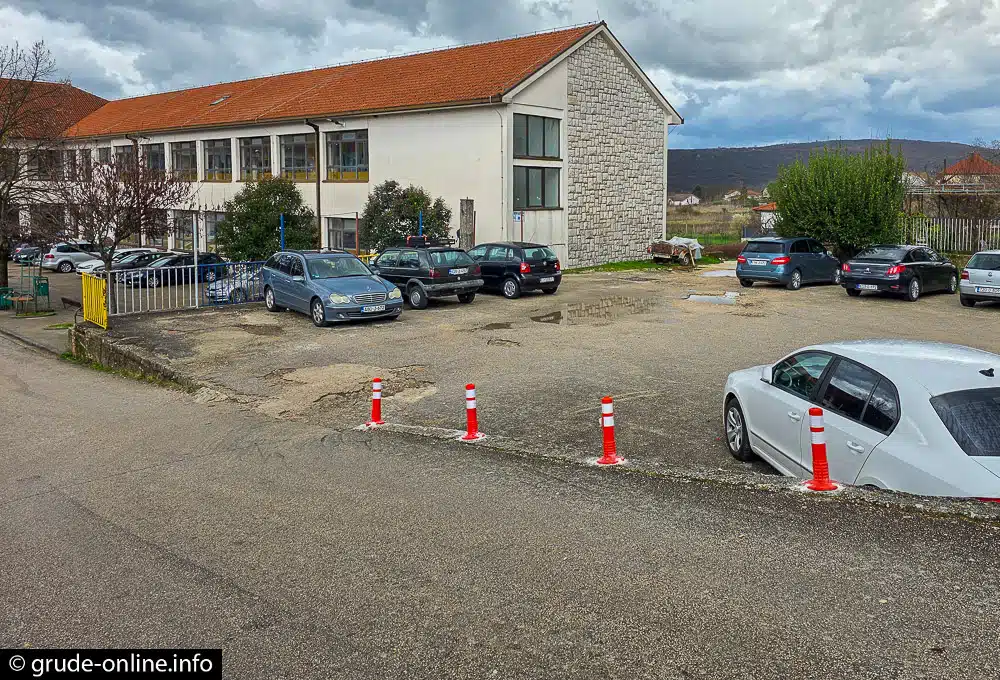 Nakon tri nesreće u 20 dana, postavljeni stupići ispred škole u Grudama