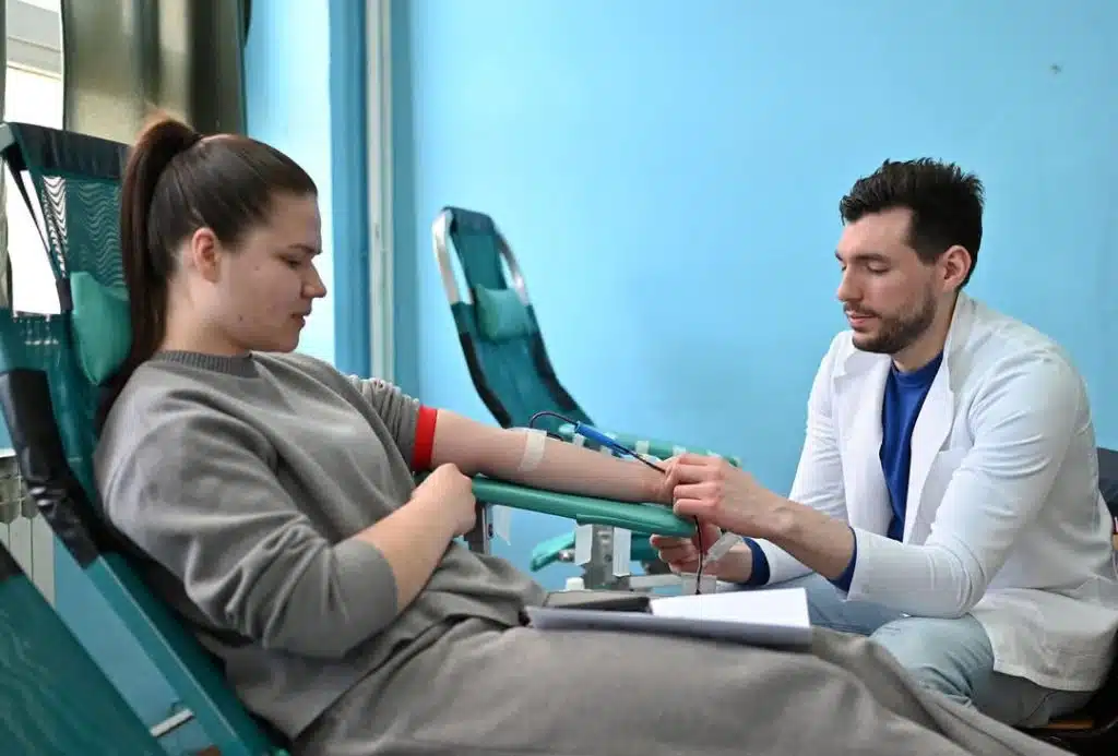 Prvi put u ŽZH: Darivanje krvi uz MR iskustvo oduševilo učenike u Grudama (FOTO)
