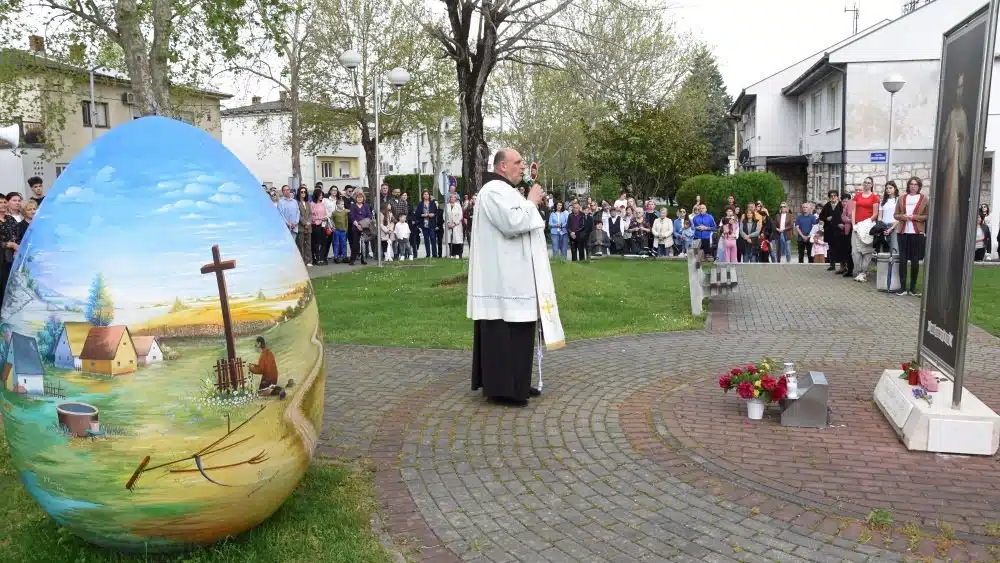Molitva krunice Božjeg milosrđa na trgu u Čitluku