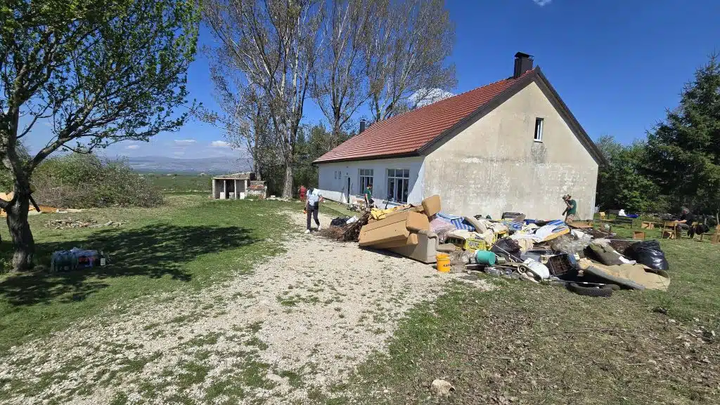 Duvanjski speleolozi dobili na korištenje staru školu u Gornjoj Bukovici – pri čišćenju objekta pronašli novac