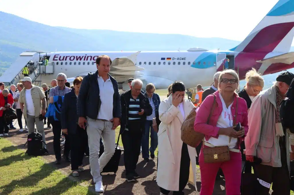 FOTO | Uspostavljeni letovi iz Njemačke: Prvi avion pun putnika iz Düsseldorfa sletio u Mostar