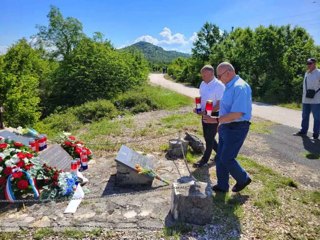 FOTO | General Marinko Krešić posjetio Stolove i odao počast braniteljima