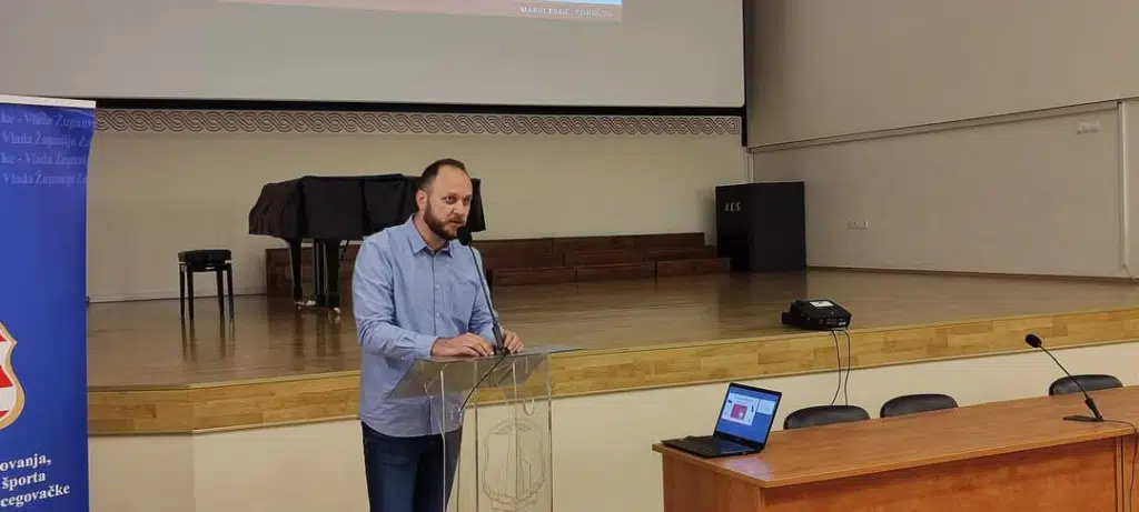 Internet nije igračka: Stručno predavanje o virtualnim prijetnjama djeci održano u Posušju