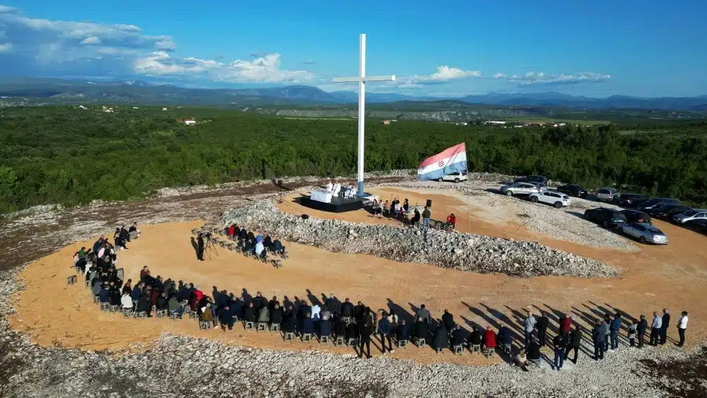 Blagoslovljen zavjetni križ u spomen na žrtve Bleiburga i Križnog puta