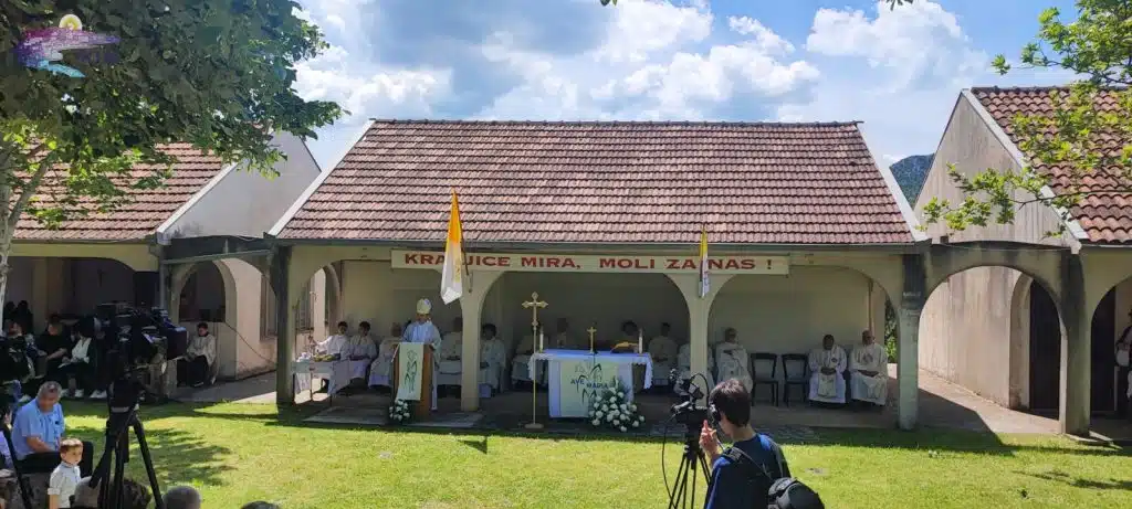 FOTO: Svečano proslavljena Kraljica Mira u Hrasnu