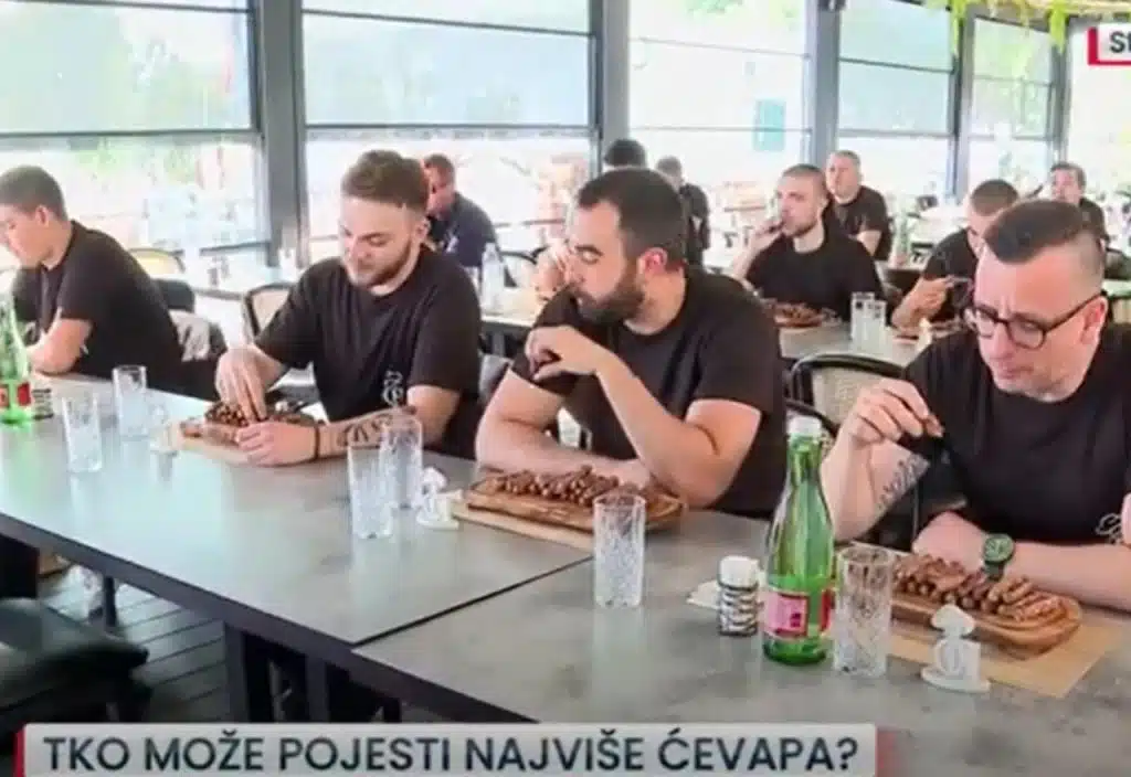 VIDEO | Natjecanje “Tko može pojesti najviše ćevapa?” pobjedniku donijelo 1000 eura