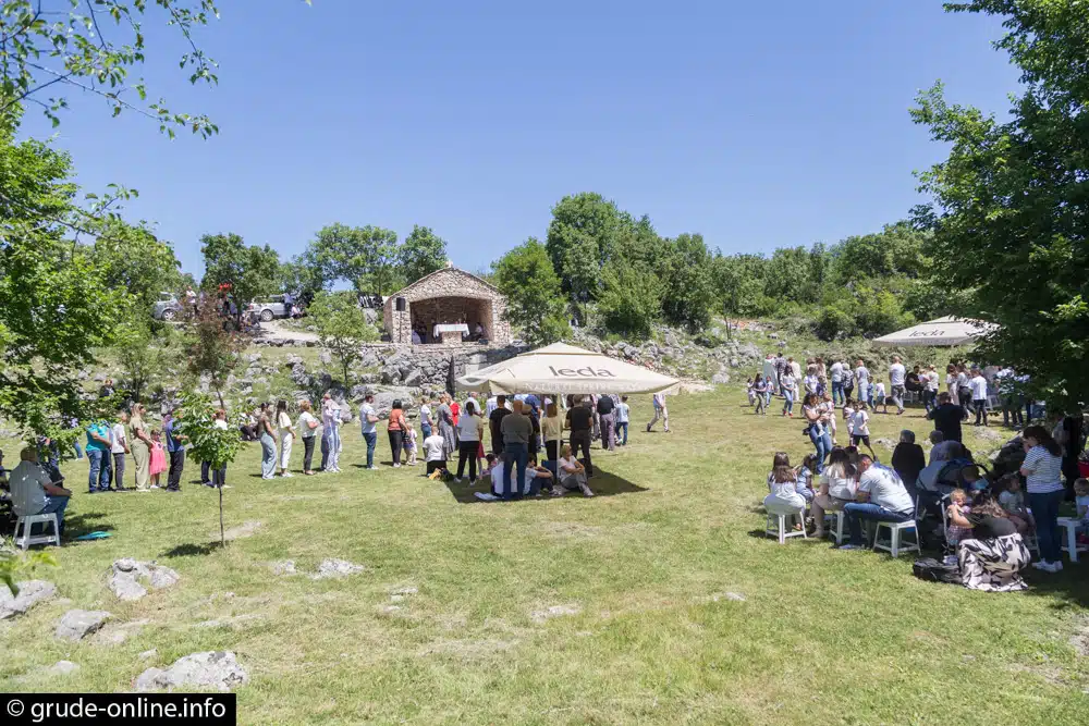 Stoljetna vjera i zajedništvo: Vjernici se i ove godine okupili na Bristovici (FOTO)