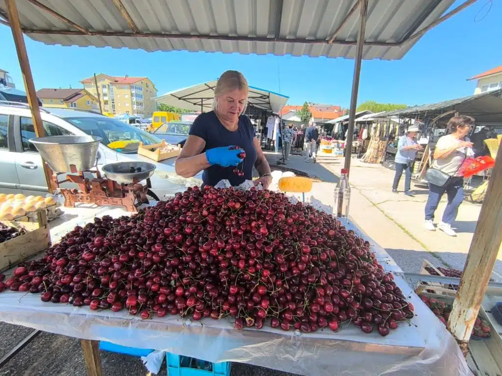 Sunčano jutro oživjelo tržnicu u Tomislavgradu – evo koja je cijena trešanja, jagoda i mladog krumpira
