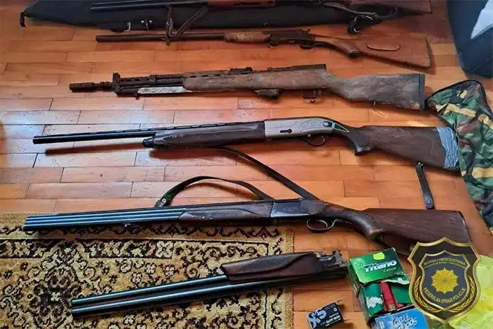 FOTO | Pretres u Gabeli – pronađeno oružje i eksploziv, uhićena jedna osoba