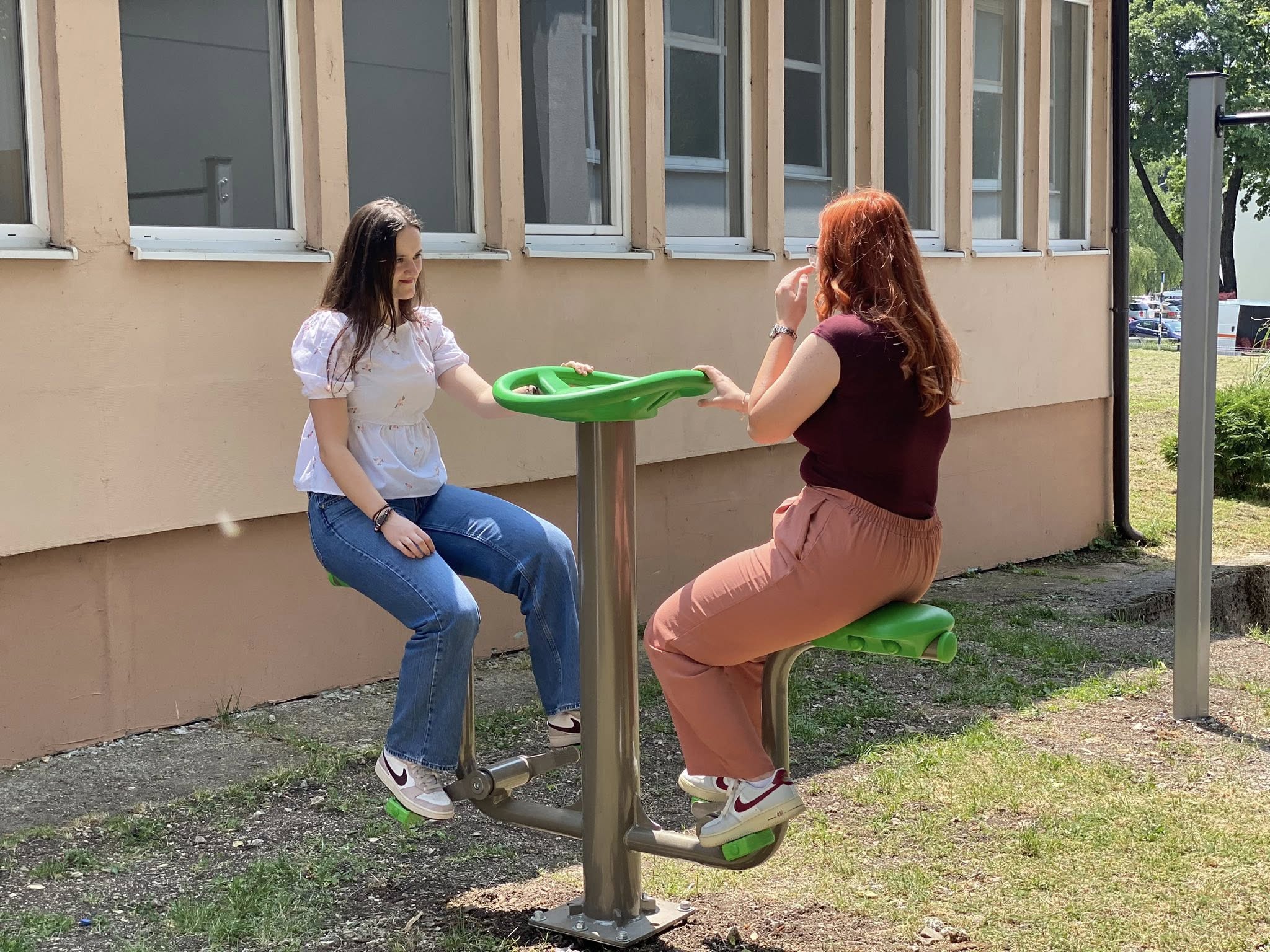Može biti slika sljedećeg: 2 ljudi i trava