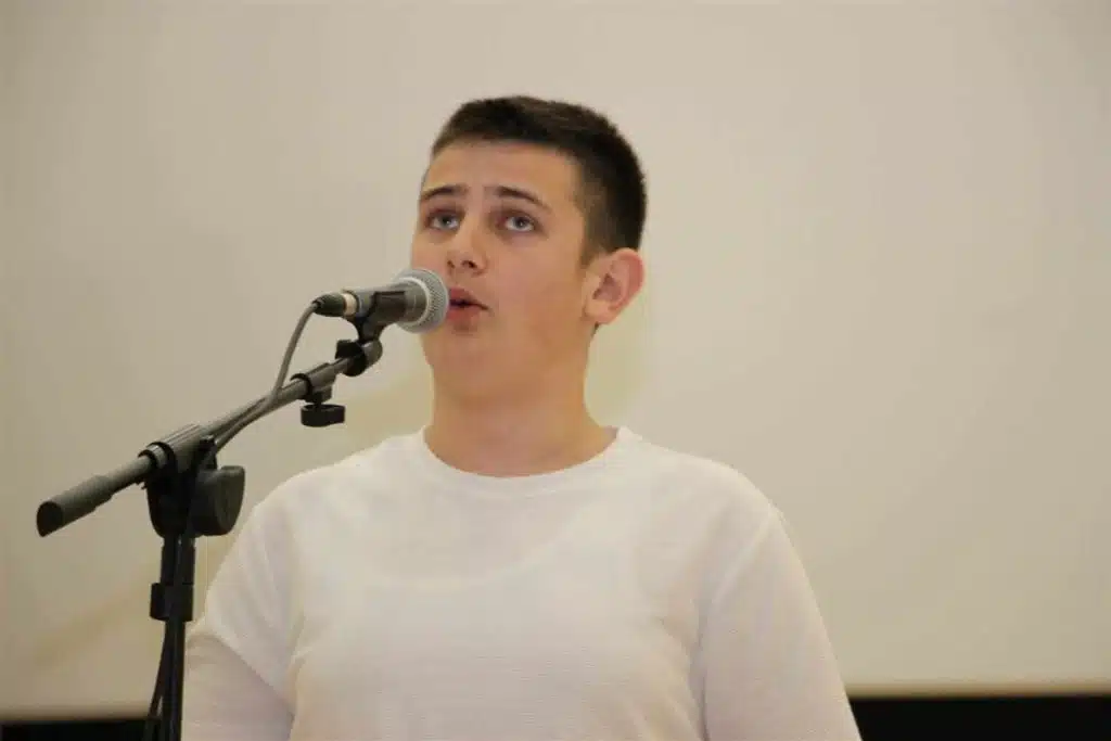 VIDEO Marko Budimir – Posuško čudo od djeteta oduševio na školskoj priredbi