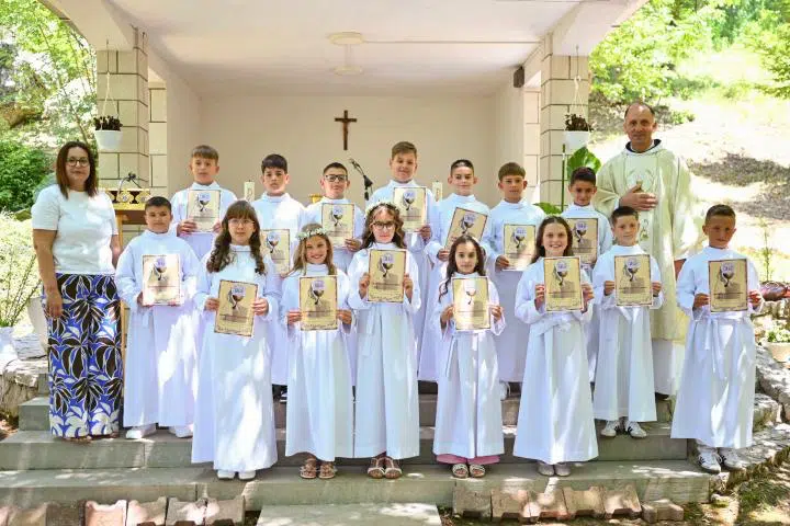 Petnaest prvopričesnika primilo sakrament Prve Svete Pričesti na Posuškom Gracu