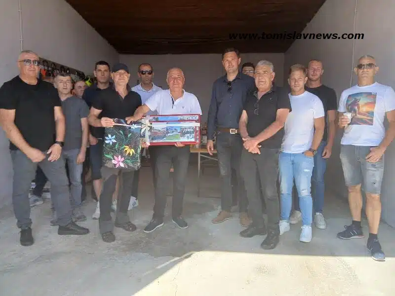 FOTO ČESTITKA: Danas je u zasluženu mirovinu, uz prigodne darove i čestitke od kolega vatrogasaca ispraćen Mate Jurčević, dugogodišnji zapovjednik PVP Tomislavgrad