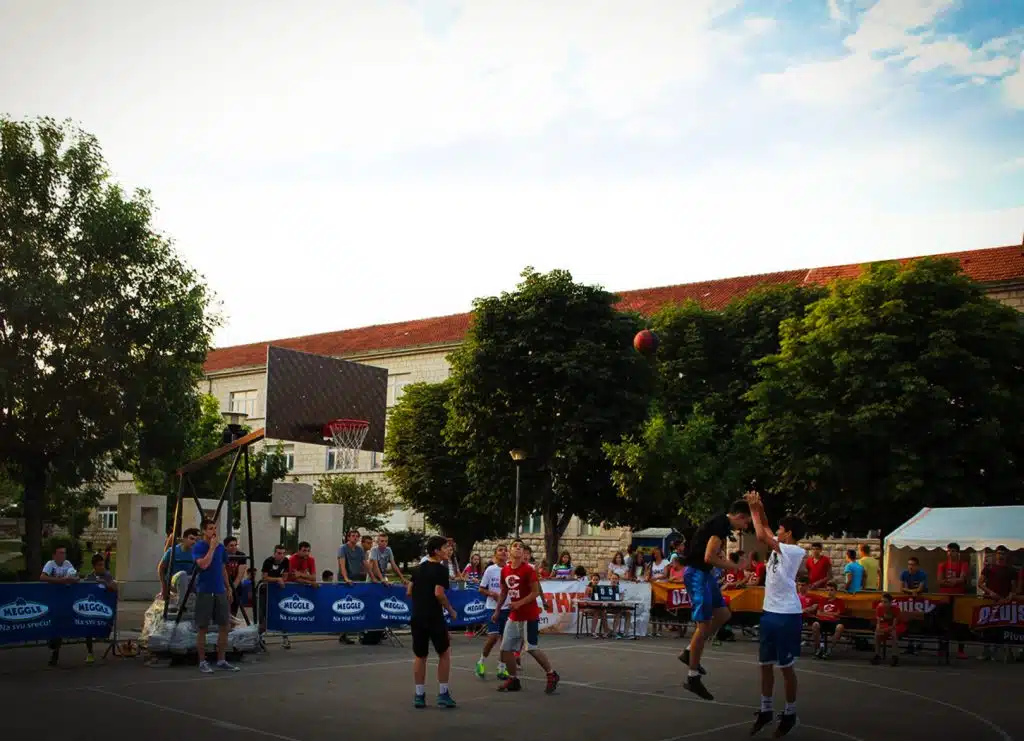 Ovog ljeta, Trg hrvatskih branitelja u Posušju postaje centar vrhunske 3×3 košarke!