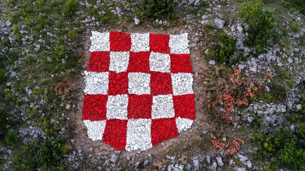 Srce Širokog ponovno kuca crveno-bijelo: Grb na Ciganskom brdu u novom sjaju