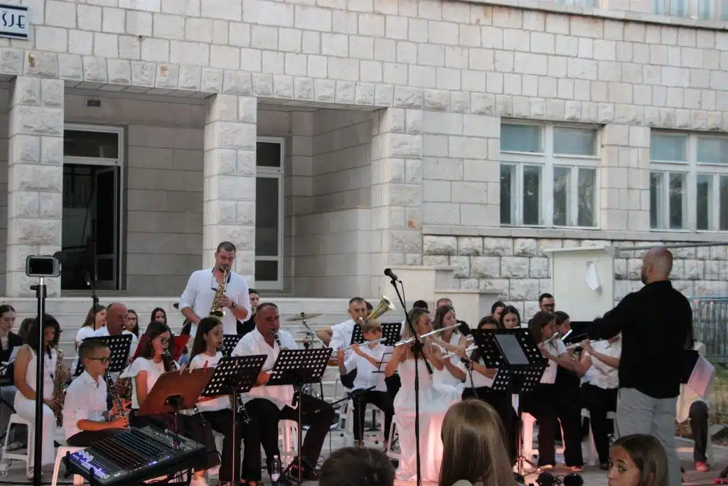 Dalmatinske note ispunile posuški park: Održana Večer dalmatinske pisme