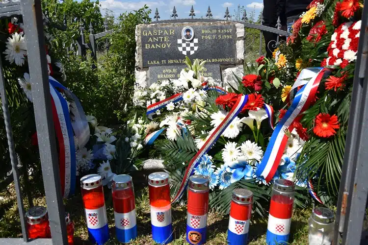 Ante Gašpar dobiva bistu na Trgu dr. Franje Tuđmana u Vrgorcu