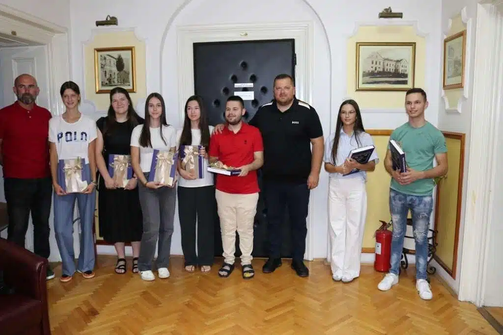 Grad Ljubuški: Prvašićima po 200 maraka, maturantima večera, svim studentima stipendije