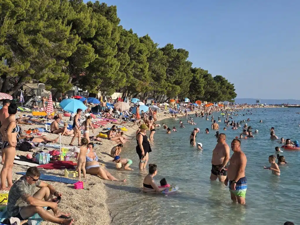Mostarac umro na plaži kod Baške Vode, ostavili ga satima ispod suncobrana
