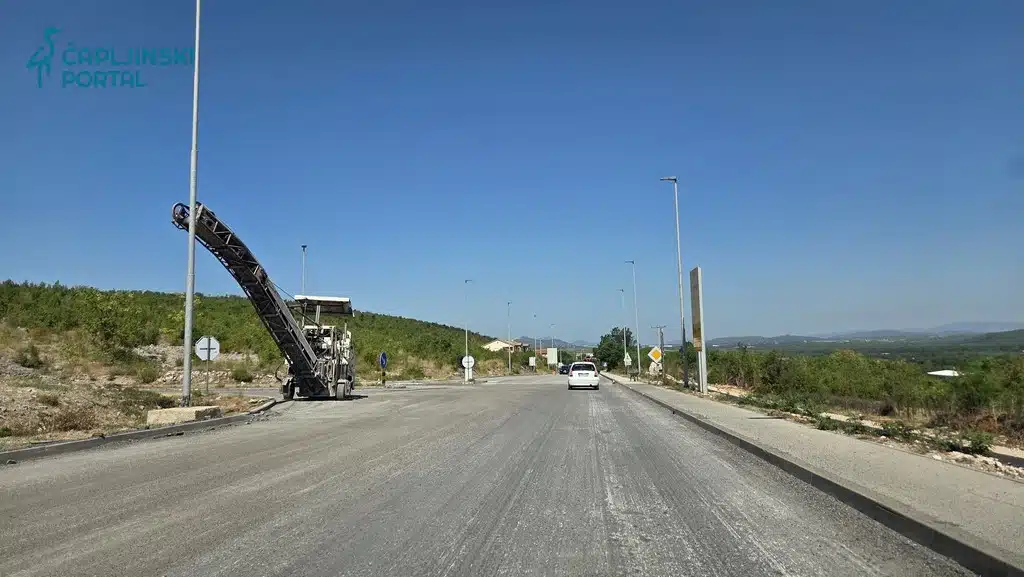 FOTO | Radovi na sanaciji prometnice u Zvirovićima – promet usporen i reguliran semaforima