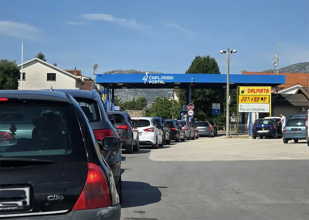 FOTO | Bili smo na granici: Kilometarske kolone, čeka se preko sat, a BIHAMK javlja drugačije