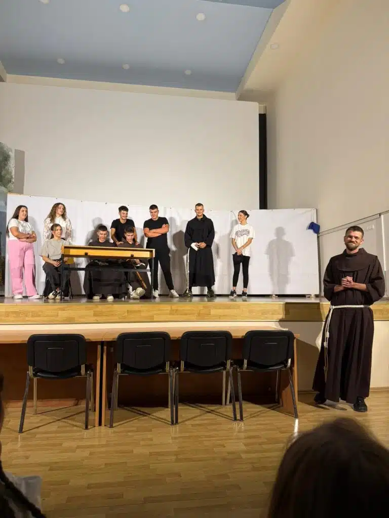 Frama Posušje odigrala petu izvedbu autorske predstave “Idi i popravi moju crkvu”