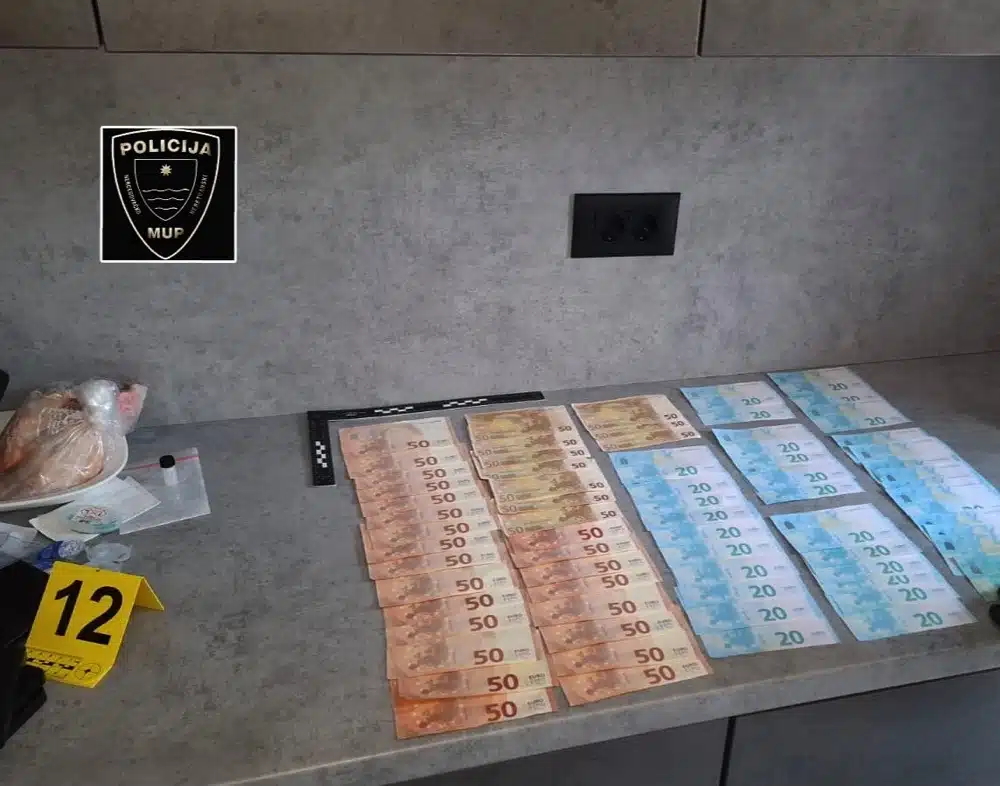 FOTO | Ravno: Uhićene 2 osobe – pronađeno zlato od milijun KM, droga i krivotvoreni novac
