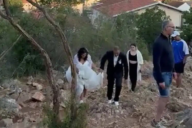 Međugorje: Mladenci se nakon vjenčanja popeli na Brdo Ukazanja