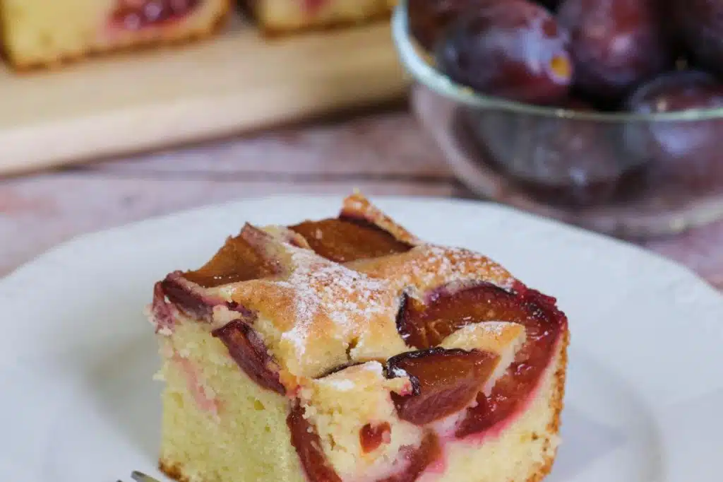 Recept za jednostavni kolač sa šljivama – sočan i jako ukusan