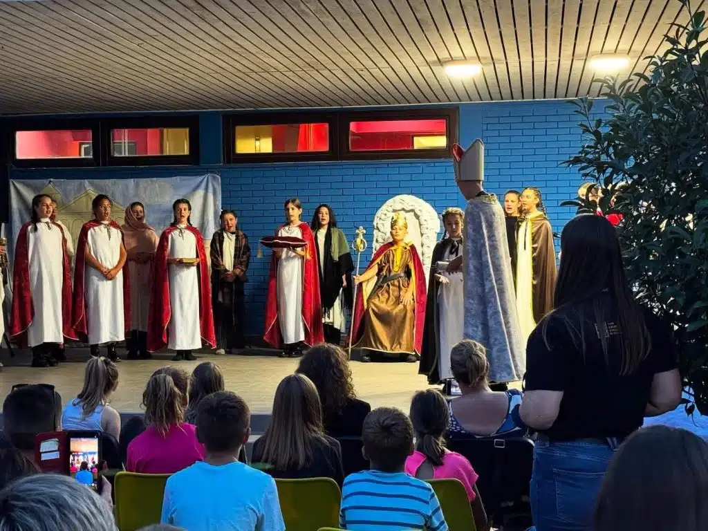 Predstava “Krunidba” izvedena u Zagrebu, mlade glumce podržao i ministar Grlić Radman